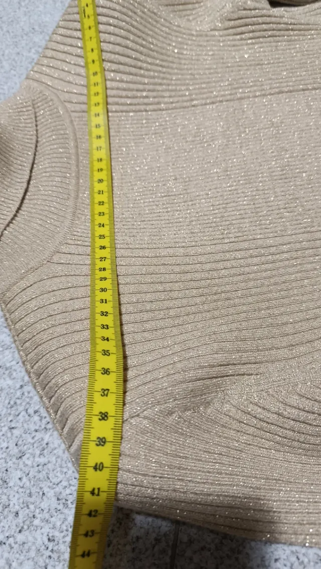 Dolcevita dorato con bottoni