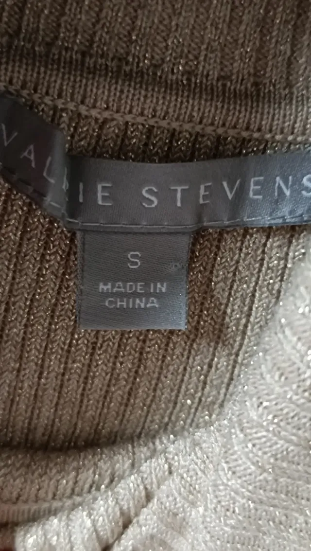 Dolcevita dorato con bottoni