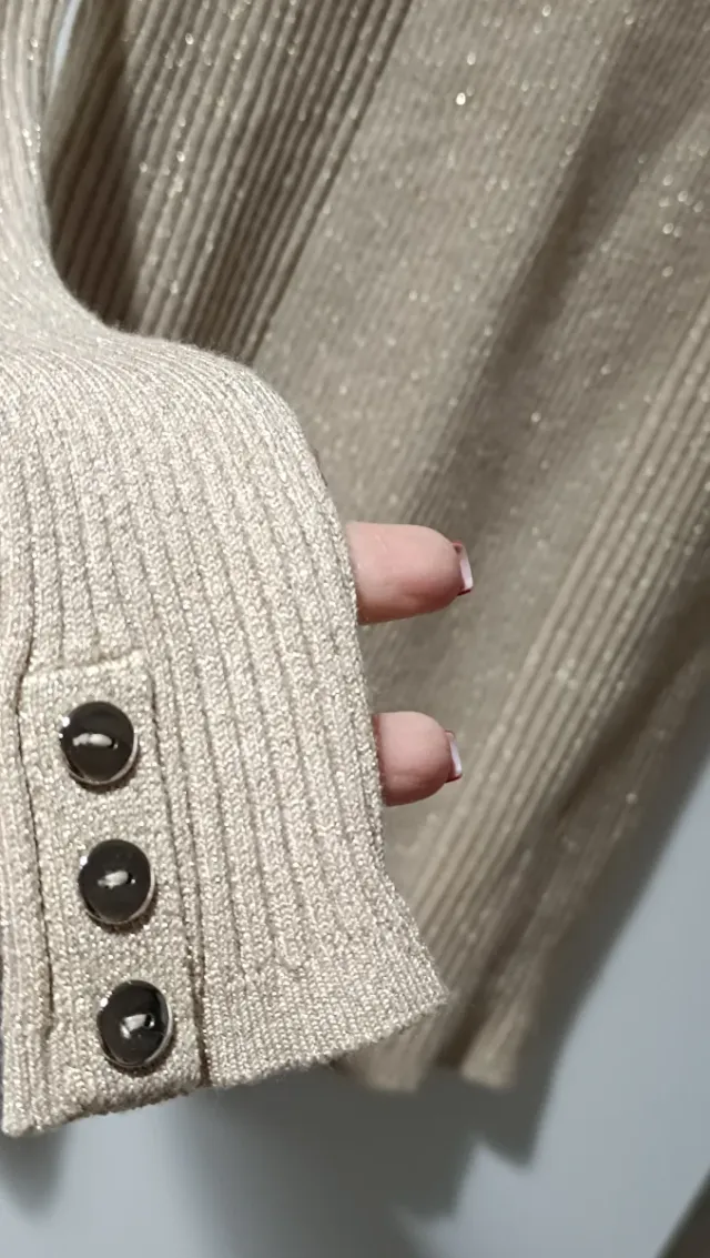 Dolcevita dorato con bottoni