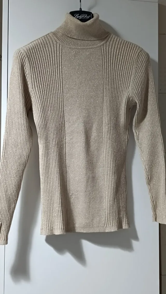 Dolcevita dorato con bottoni