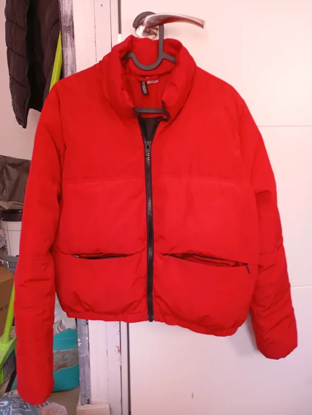 Abrigo plumífero corto rojo.