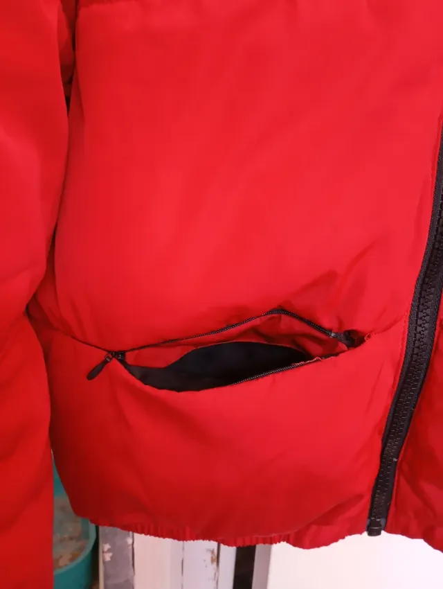 Abrigo plumífero corto rojo.