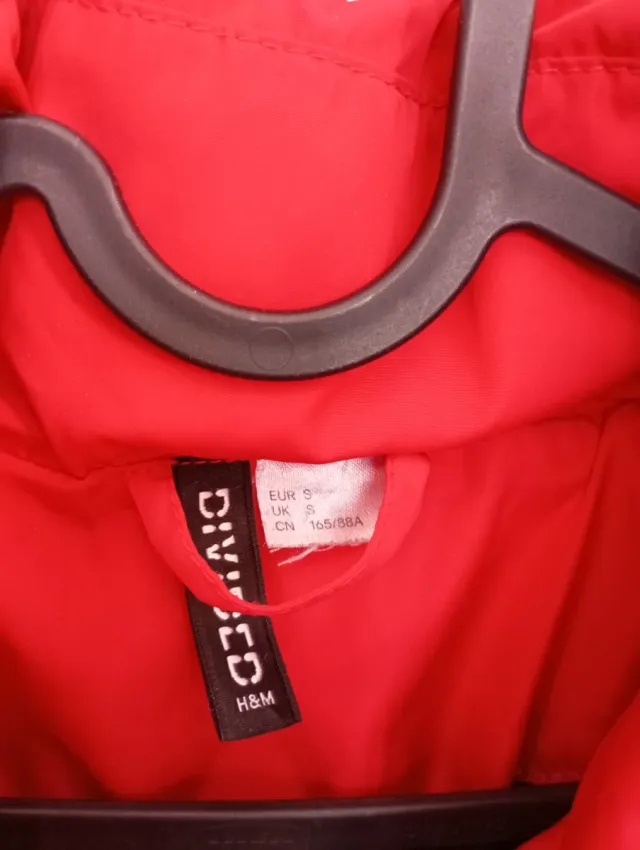 Abrigo plumífero corto rojo.