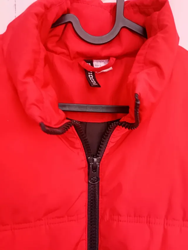 Abrigo plumífero corto rojo.