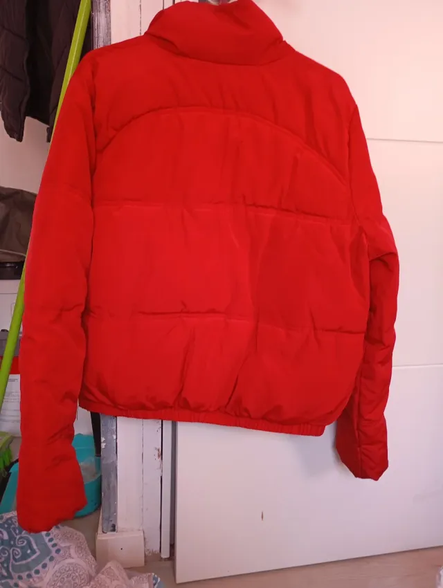 Abrigo plumífero corto rojo.