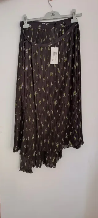 Falda plisada floral marrón y verde