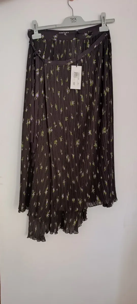 Falda plisada floral marrón y verde