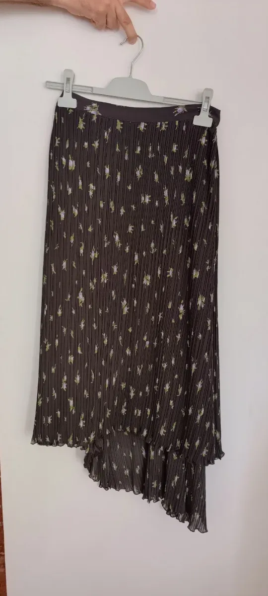 Falda plisada floral marrón y verde