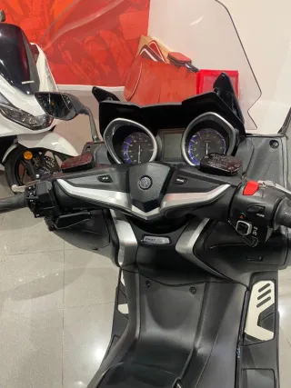 Yamaha T-Max 530 SX Negra 2018.