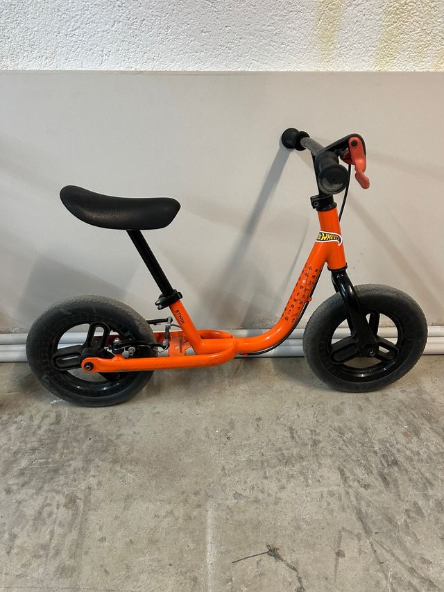 Bicicleta de equilibrio Hot Wheels naranja