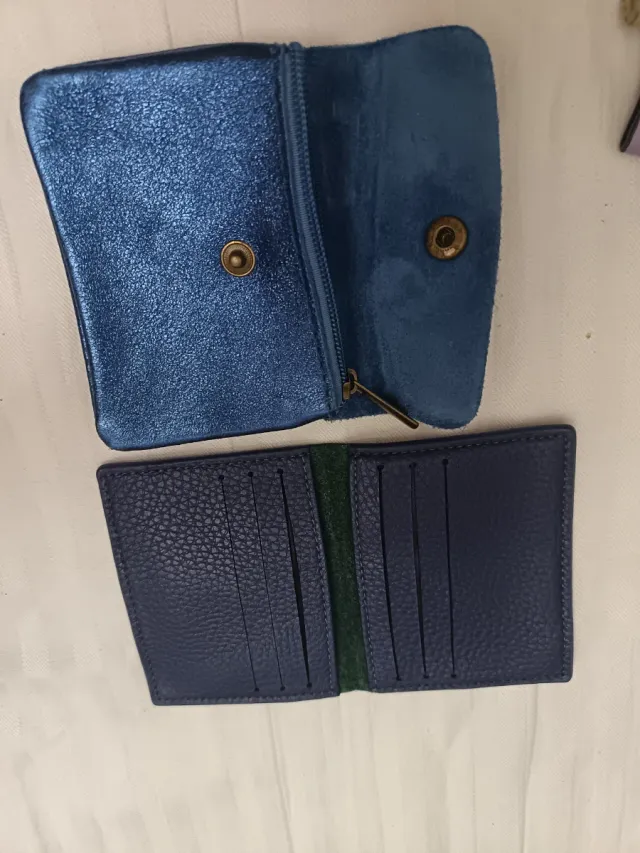 Monederos azules de piel