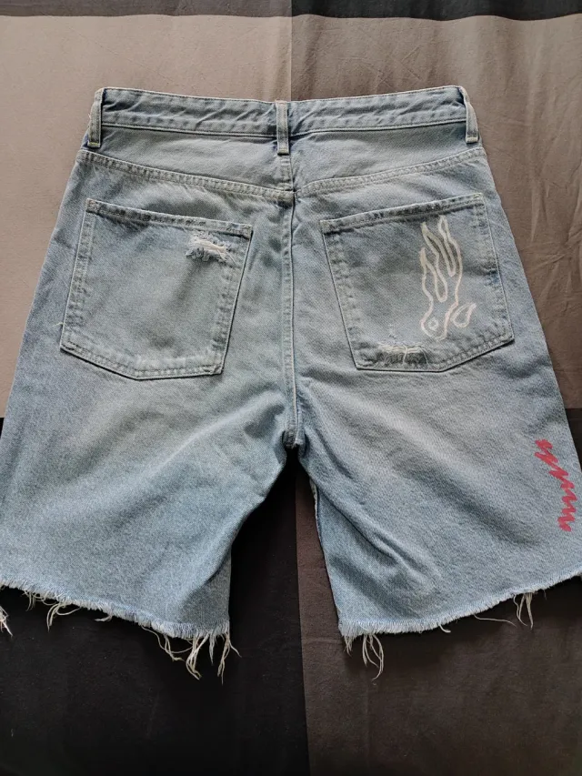 Pantalón corto Bershka hombre desgastado