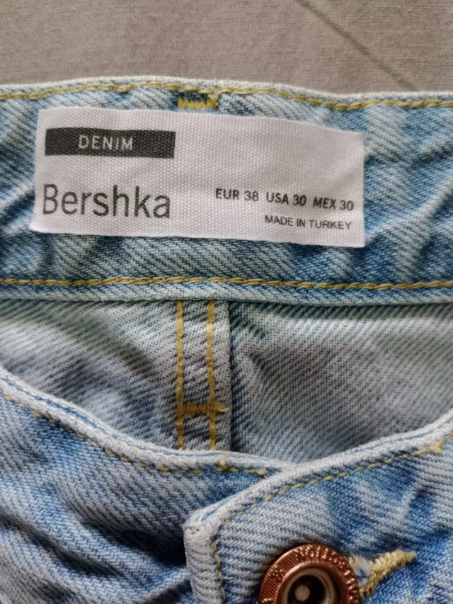 Pantalón corto Bershka hombre desgastado