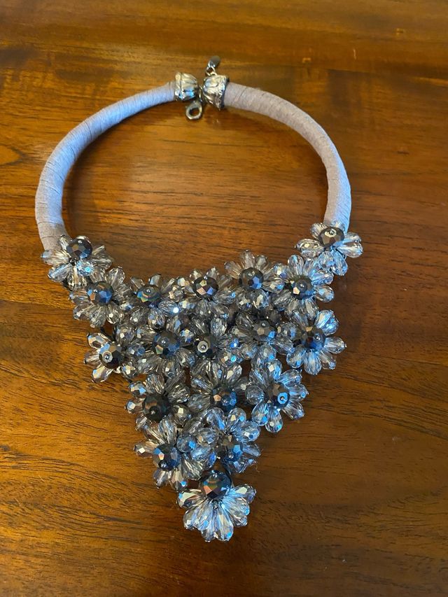 Collar babero gris con pedrería