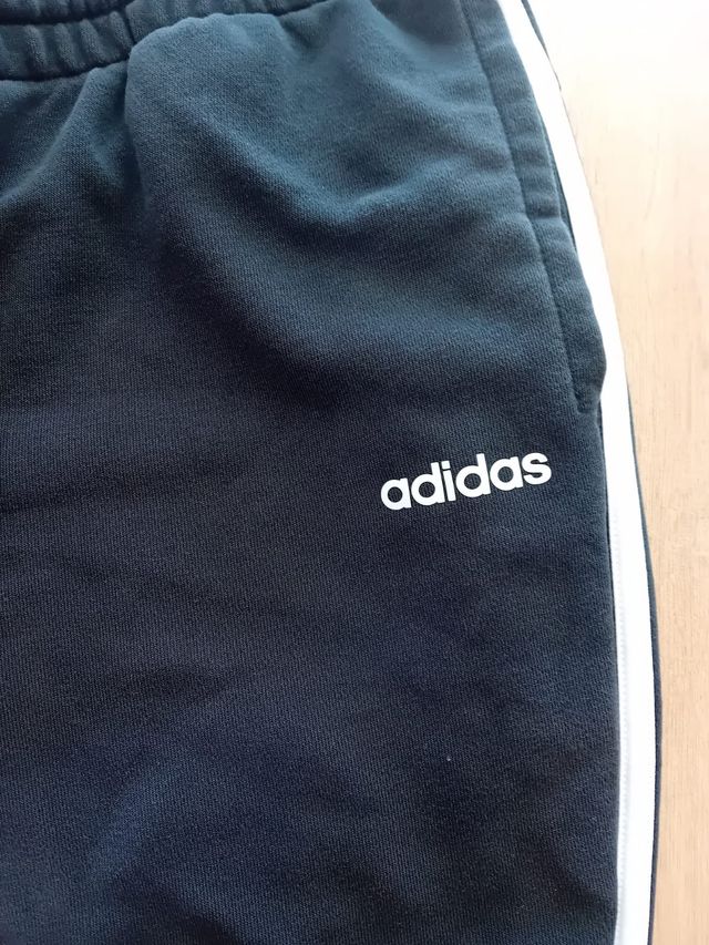 Pantalón Adidas Negro con Rayas Blancas