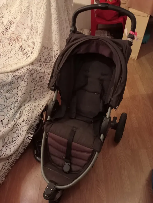 Carro de bebé oscuro