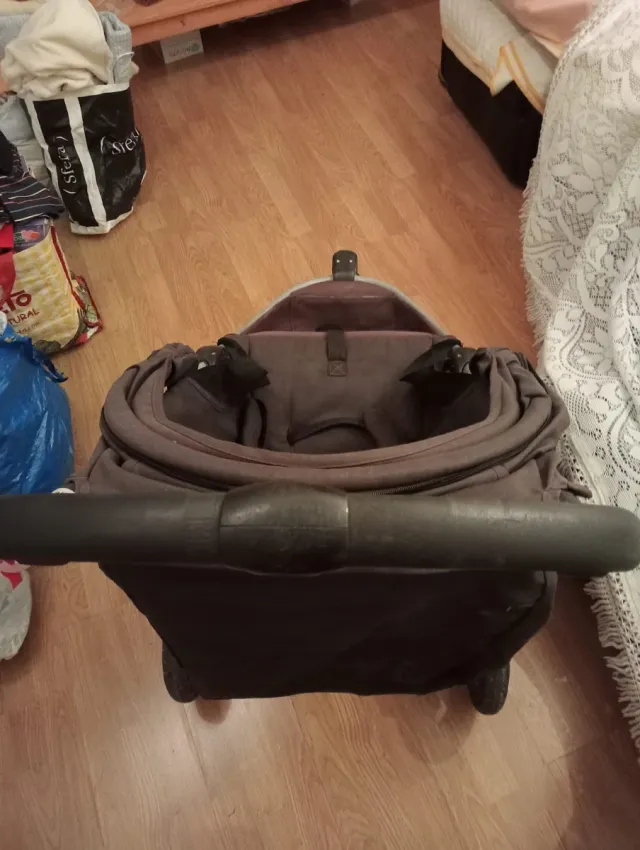 Carro de bebé oscuro