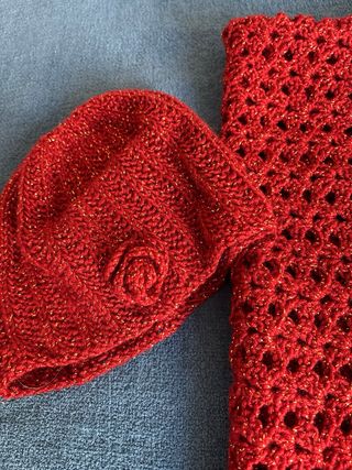 Sciarpa e berretto uncinetto rosso e oro