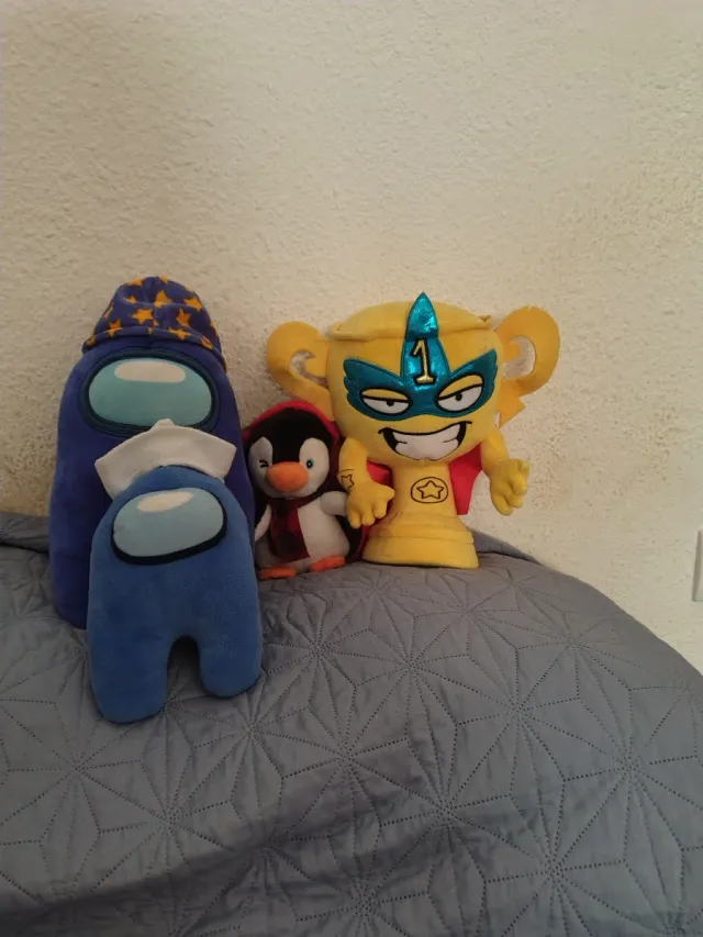 Peluche Among Us y Trofeo Superzings