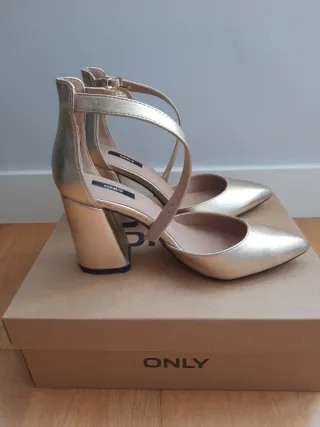 Zapatos de tacón dorados ONLY