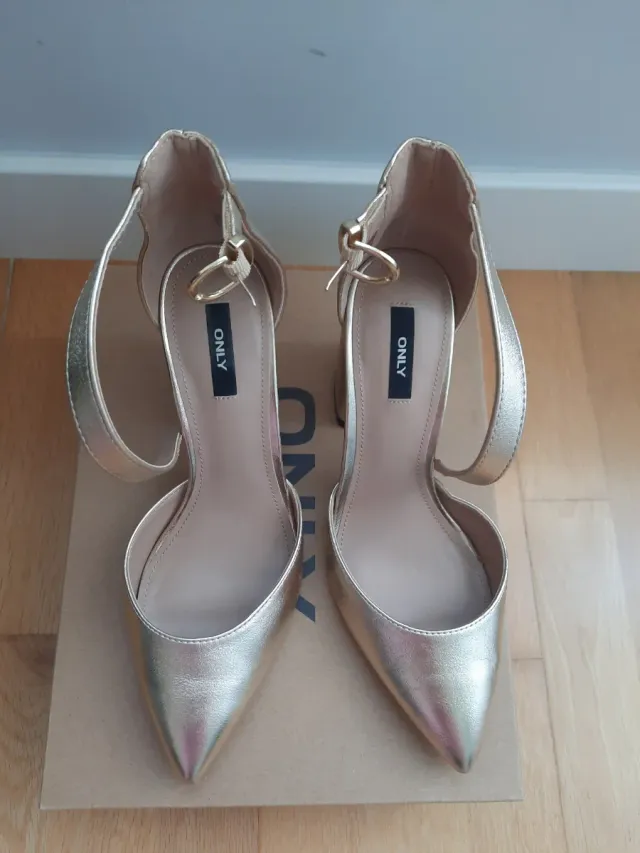 Zapatos de tacón dorados ONLY