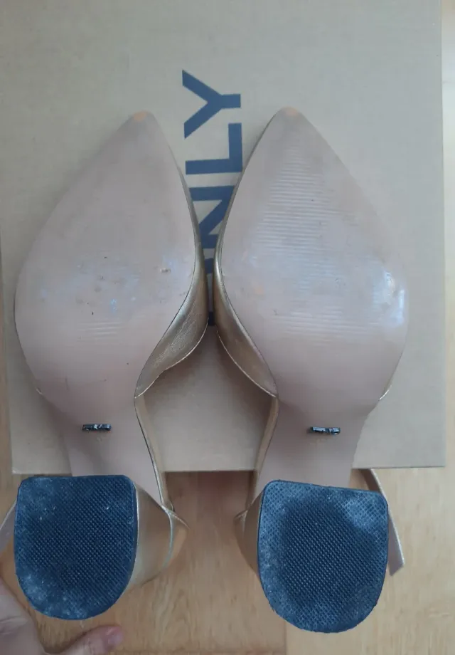 Zapatos de tacón dorados ONLY