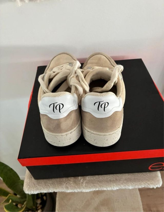 Toni Pons Beige y Blanco