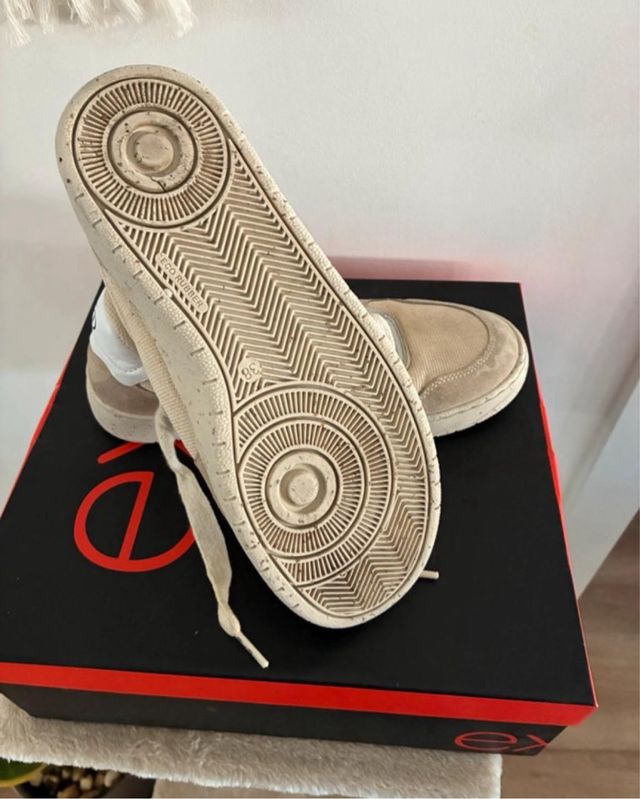 Toni Pons Beige y Blanco