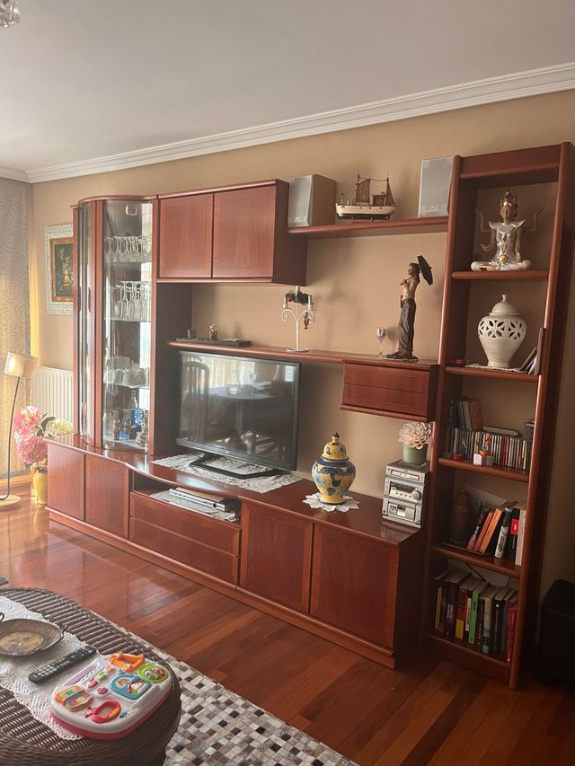 Mueble de salón madera cerezo y cristal