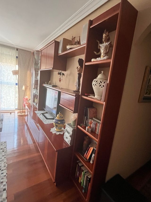 Mueble de salón madera cerezo y cristal