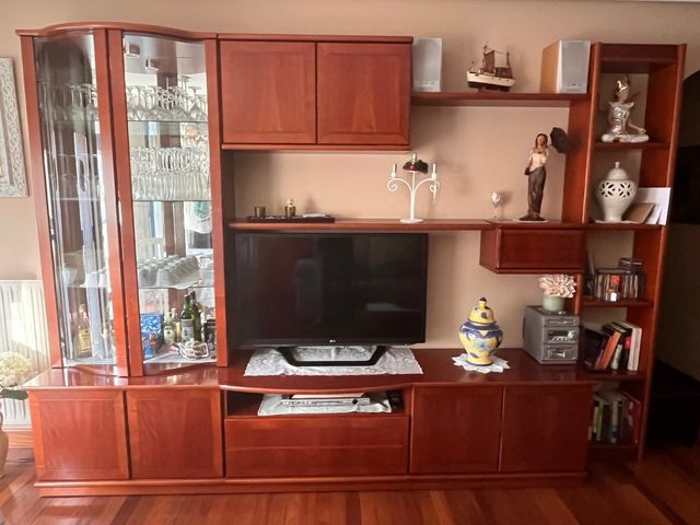 Mueble de salón madera cerezo y cristal