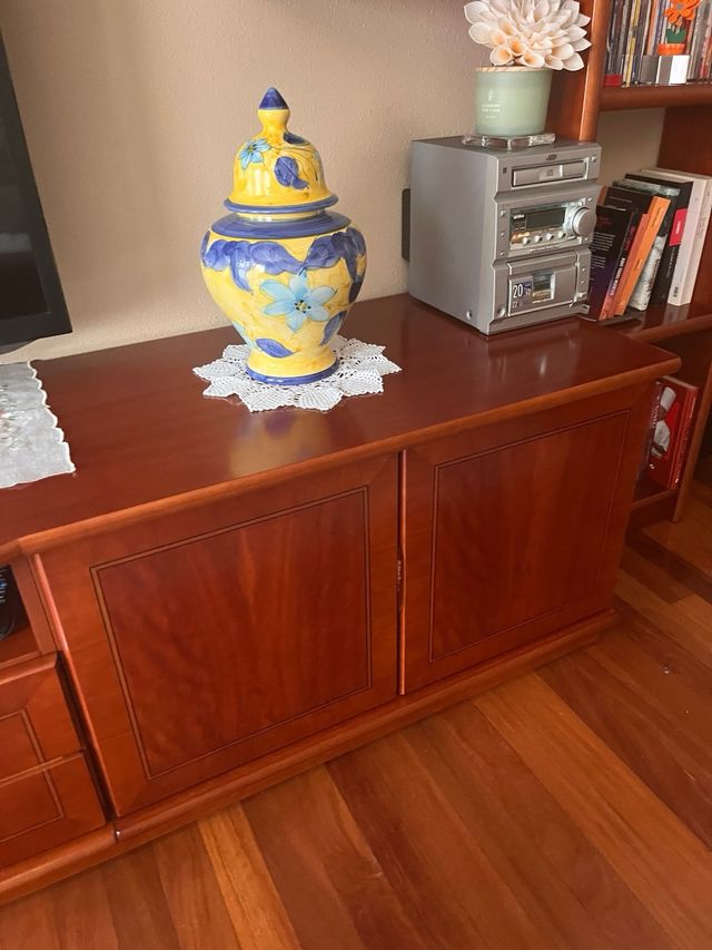 Mueble de salón madera cerezo y cristal