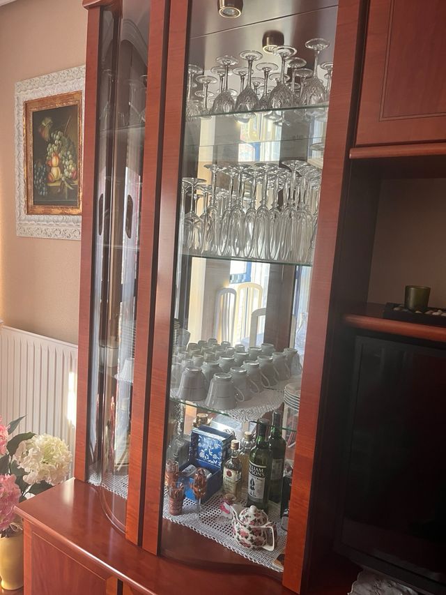 Mueble de salón madera cerezo y cristal