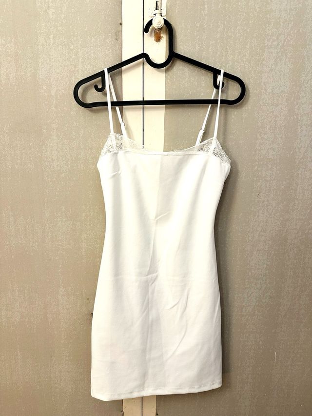 Vestido mini blanco con encaje