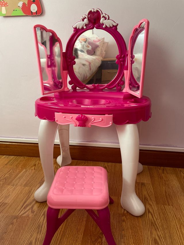 Tocador infantil rosa con espejo y taburete