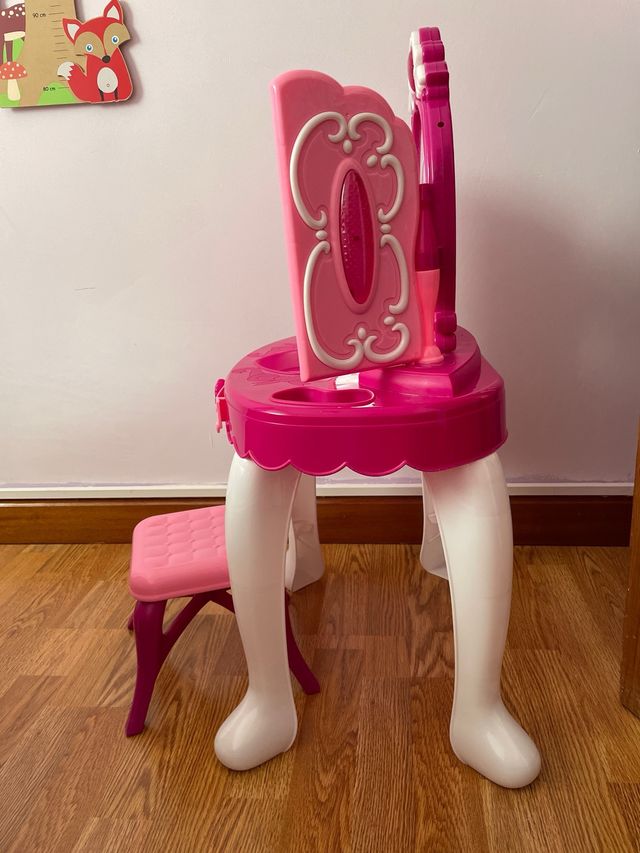 Tocador infantil rosa con espejo y taburete