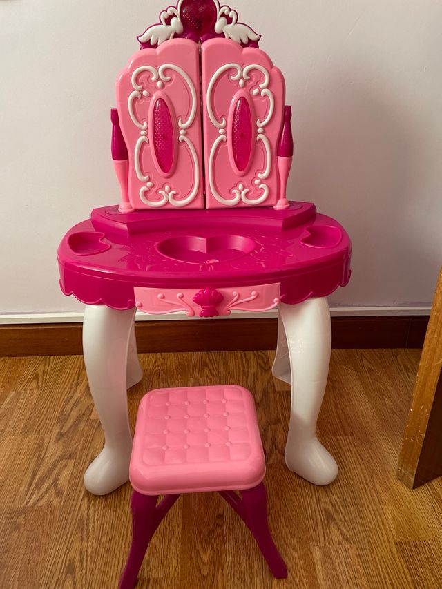 Tocador infantil rosa con espejo y taburete