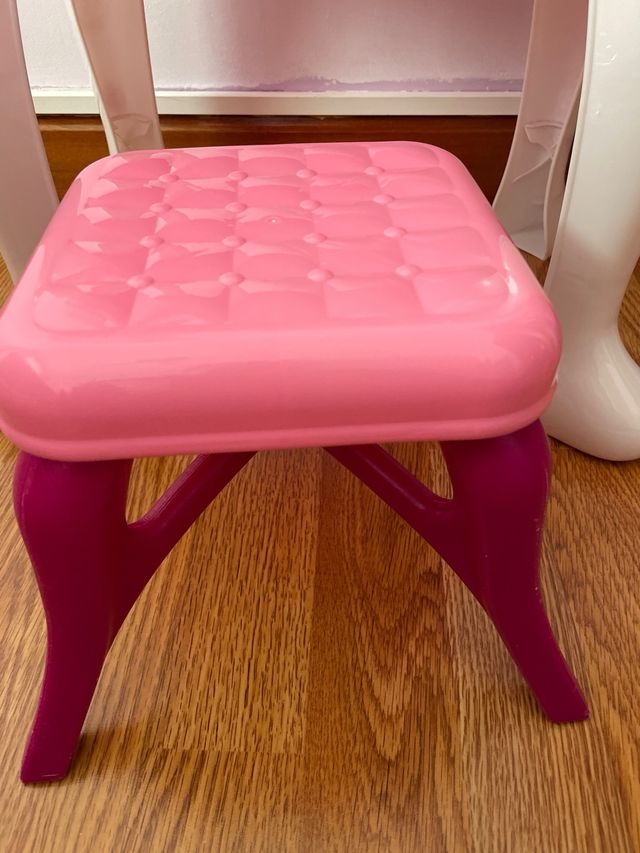 Tocador infantil rosa con espejo y taburete
