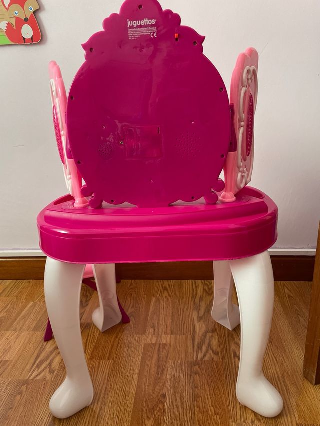 Tocador infantil rosa con espejo y taburete