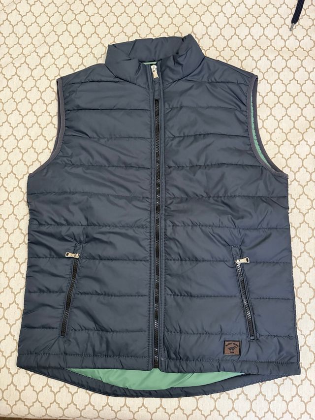 Chaleco acolchado gris y verde sin usar