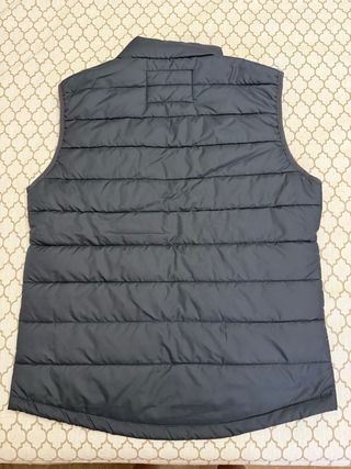 Chaleco acolchado gris y verde sin usar