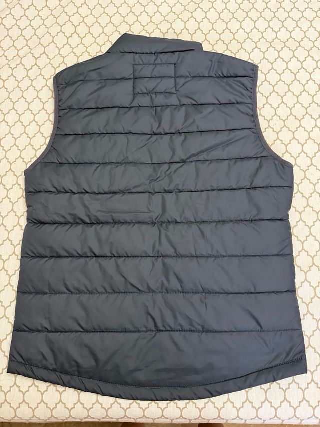 Chaleco acolchado gris y verde sin usar