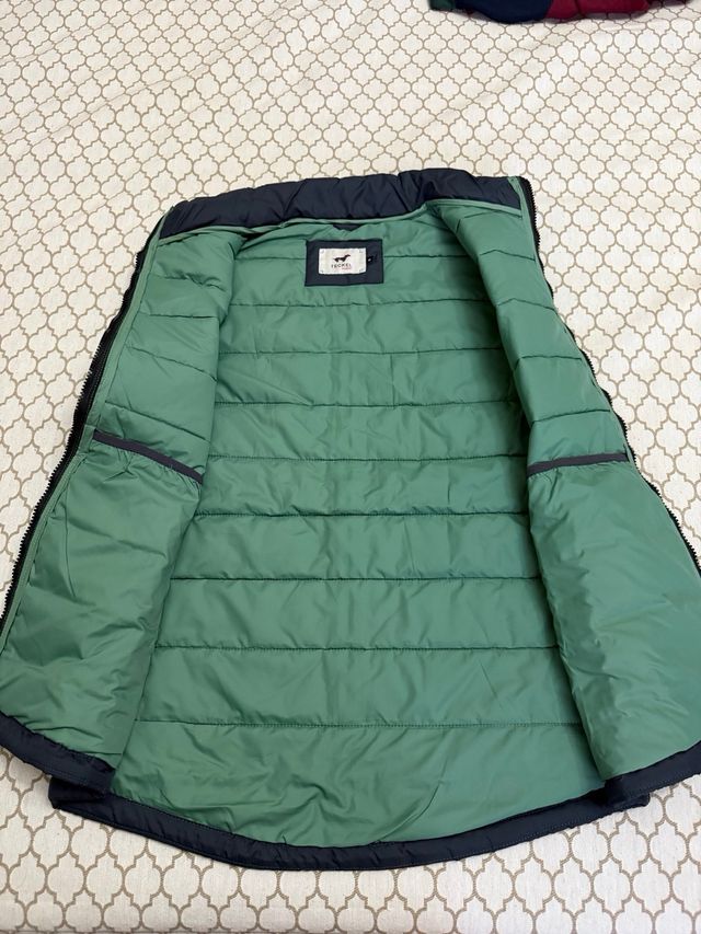 Chaleco acolchado gris y verde sin usar