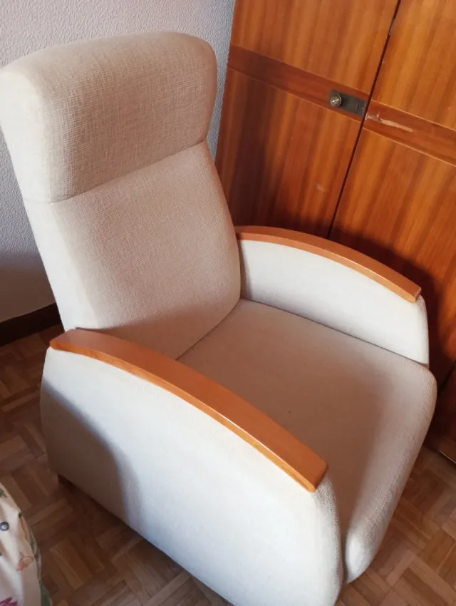 Sillón reclinable beige y madera