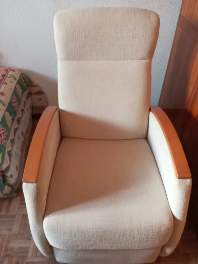 Sillón reclinable beige y madera