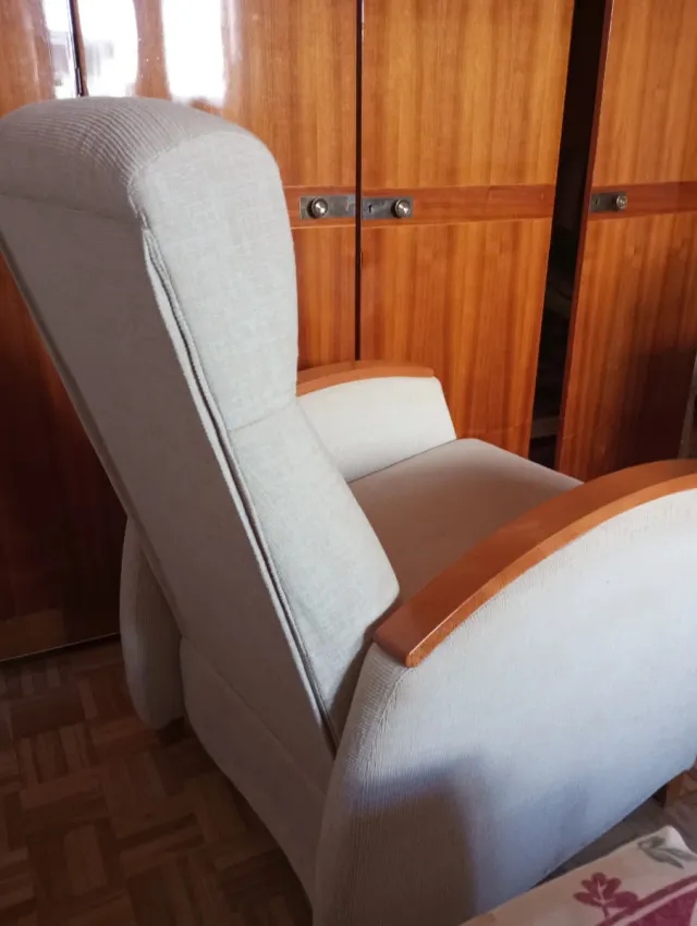 Sillón reclinable beige y madera