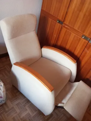 Sillón reclinable beige y madera