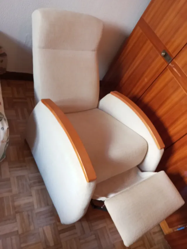 Sillón reclinable beige y madera