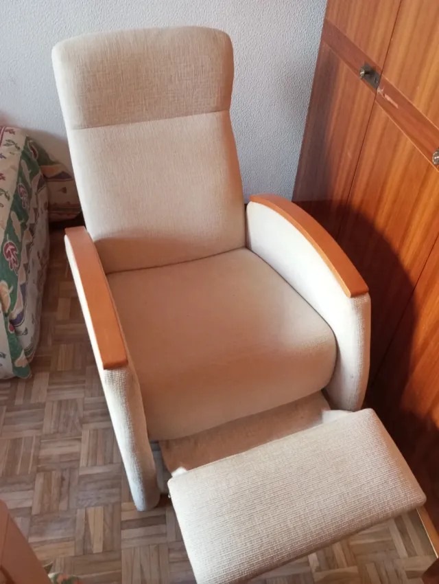 Sillón reclinable beige y madera