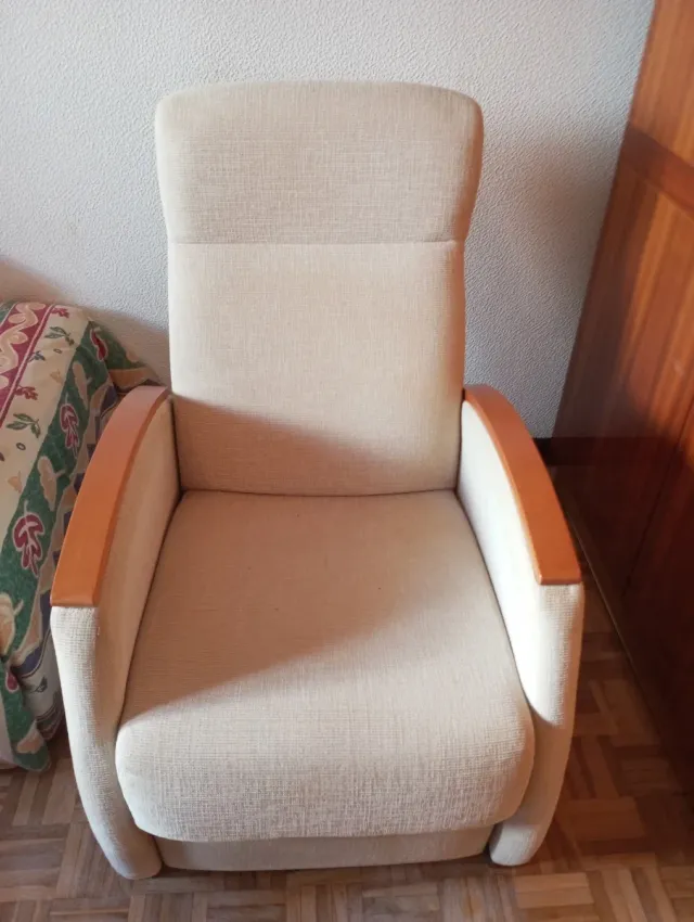 Sillón reclinable beige y madera